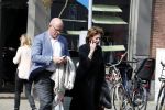 Amsterdam  17 april 2018
Neelie Kroes met een man op terras en op straat op de cornelis schuytstraat