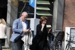 Amsterdam  17 april 2018
Neelie Kroes met een man op terras en op straat op de cornelis schuytstraat