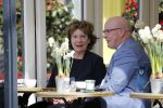 Amsterdam  17 april 2018
Neelie Kroes met een man op terras en op straat op de cornelis schuytstraat