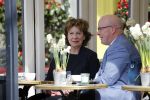 Amsterdam  17 april 2018
Neelie Kroes met een man op terras en op straat op de cornelis schuytstraat