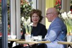 Amsterdam  17 april 2018
Neelie Kroes met een man op terras en op straat op de cornelis schuytstraat
