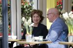 Amsterdam  17 april 2018
Neelie Kroes met een man op terras en op straat op de cornelis schuytstraat