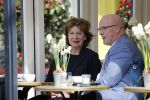 Amsterdam  17 april 2018
Neelie Kroes met een man op terras en op straat op de cornelis schuytstraat