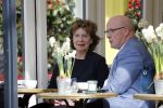 Amsterdam  17 april 2018
Neelie Kroes met een man op terras en op straat op de cornelis schuytstraat