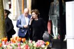 Amsterdam  17 april 2018
Neelie Kroes met een man op terras en op straat op de cornelis schuytstraat