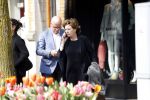 Amsterdam  17 april 2018
Neelie Kroes met een man op terras en op straat op de cornelis schuytstraat