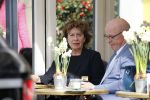 Amsterdam 17 april 2018
Neelie Kroes met een man op terras op de cornelis schuytstraat