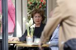 Amsterdam 17 april 2018
Neelie Kroes met een man op terras op de cornelis schuytstraat