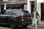 Amsterdam 14 april 2018
Prins Maurits parkeert zijn BMW X5 op een laden en lossen parkeerplaats op de cornelis schuytstraat.