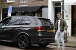 Amsterdam 14 april 2018
Prins Maurits parkeert zijn BMW X5 op een laden en lossen parkeerplaats op de cornelis schuytstraat.