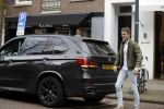 Amsterdam 14 april 2018
Prins Maurits parkeert zijn BMW X5 op een laden en lossen parkeerplaats op de cornelis schuytstraat.