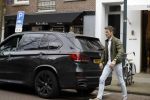 Amsterdam 14 april 2018
Prins Maurits parkeert zijn BMW X5 op een laden en lossen parkeerplaats op de cornelis schuytstraat.