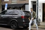 Amsterdam 14 april 2018
Prins Maurits parkeert zijn BMW X5 op een laden en lossen parkeerplaats op de cornelis schuytstraat.