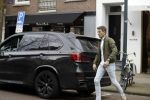 Amsterdam 14 april 2018
Prins Maurits parkeert zijn BMW X5 op een laden en lossen parkeerplaats op de cornelis schuytstraat.