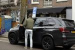 Amsterdam 14 april 2018
Prins Maurits parkeert zijn BMW X5 op een laden en lossen parkeerplaats op de cornelis schuytstraat.