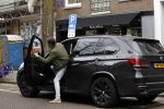 Amsterdam 14 april 2018
Prins Maurits parkeert zijn BMW X5 op een laden en lossen parkeerplaats op de cornelis schuytstraat.