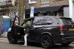Amsterdam 14 april 2018
Prins Maurits parkeert zijn BMW X5 op een laden en lossen parkeerplaats op de cornelis schuytstraat.