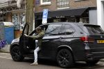 Amsterdam 14 april 2018
Prins Maurits parkeert zijn BMW X5 op een laden en lossen parkeerplaats op de cornelis schuytstraat.