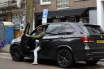 Amsterdam 14 april 2018
Prins Maurits parkeert zijn BMW X5 op een laden en lossen parkeerplaats op de cornelis schuytstraat.