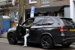 Amsterdam 14 april 2018
Prins Maurits parkeert zijn BMW X5 op een laden en lossen parkeerplaats op de cornelis schuytstraat.