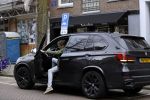 Amsterdam 14 april 2018
Prins Maurits parkeert zijn BMW X5 op een laden en lossen parkeerplaats op de cornelis schuytstraat.