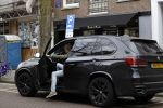 Amsterdam 14 april 2018
Prins Maurits parkeert zijn BMW X5 op een laden en lossen parkeerplaats op de cornelis schuytstraat.