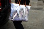 Amsterdam 24 september 2018
Diner met oa Koningin Maxima Prinses Beatrix en Prinses Margriet in het paleis op de dam. Tas met foto erop van Prinses Amalia Ariane en Alexia