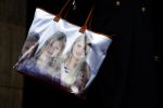 Amsterdam 24 september 2018
Diner met oa Koningin Maxima Prinses Beatrix en Prinses Margriet in het paleis op de dam. Tas met foto erop van Prinses Amalia Ariane en Alexia
