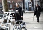 Amsterdam 7 april 2018
Schrijver Remco Campert met wandelstok in Amsterdam zuid.