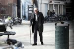 Amsterdam 7 april 2018
Schrijver Remco Campert met wandelstok in Amsterdam zuid.