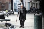 Amsterdam 7 april 2018
Schrijver Remco Campert met wandelstok in Amsterdam zuid.
