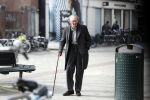 Amsterdam 7 april 2018
Schrijver Remco Campert met wandelstok in Amsterdam zuid.