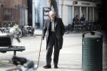 Amsterdam 7 april 2018
Schrijver Remco Campert met wandelstok in Amsterdam zuid.