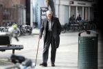 Amsterdam 7 april 2018
Schrijver Remco Campert met wandelstok in Amsterdam zuid.