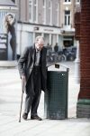 Amsterdam 7 april 2018
Schrijver Remco Campert met wandelstok in Amsterdam zuid.