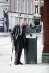 Amsterdam 7 april 2018
Schrijver Remco Campert met wandelstok in Amsterdam zuid.