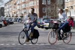 Amsterdam 7 april 2018
Richy Brown met vriendin en kinderen op de fiets.
