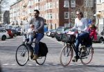 Amsterdam 7 april 2018
Richy Brown met vriendin en kinderen op de fiets.