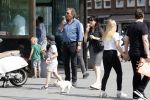 Amsterdam 22 april 2018
Robert ten Brink zijn vrouw Roos en hun kleinzoon eten ijsje