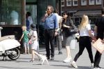 Amsterdam 22 april 2018
Robert ten Brink zijn vrouw Roos en hun kleinzoon eten ijsje