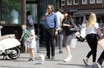 Amsterdam 22 april 2018
Robert ten Brink zijn vrouw Roos en hun kleinzoon eten ijsje