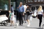 Amsterdam 22 april 2018
Robert ten Brink zijn vrouw Roos en hun kleinzoon eten ijsje