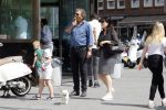 Amsterdam 22 april 2018
Robert ten Brink zijn vrouw Roos en hun kleinzoon eten ijsje