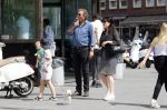 Amsterdam 22 april 2018
Robert ten Brink zijn vrouw Roos en hun kleinzoon eten ijsje