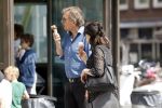 Amsterdam 22 april 2018
Robert ten Brink zijn vrouw Roos en hun kleinzoon eten ijsje