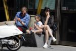 Amsterdam 22 april 2018
Robert ten Brink zijn vrouw Roos en hun kleinzoon eten ijsje