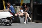 Amsterdam 22 april 2018
Robert ten Brink zijn vrouw Roos en hun kleinzoon eten ijsje
