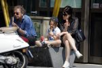 Amsterdam 22 april 2018
Robert ten Brink zijn vrouw Roos en hun kleinzoon eten ijsje