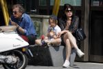 Amsterdam 22 april 2018
Robert ten Brink zijn vrouw Roos en hun kleinzoon eten ijsje
