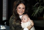 Amsterdam 16 april 2018
Boekpresentatie Fajah Lourens in het conservatorium Hotel. Saar Koningsberger met baby